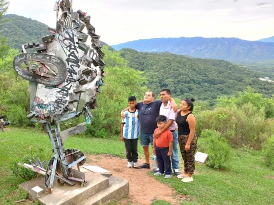 Tras conseguir la libertad Clemente Vera visitó el monumento a las turistas francesas