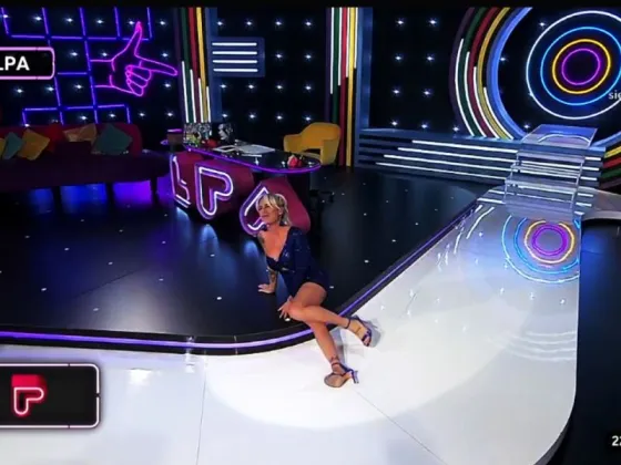 Florencia Peña se cayó en vivo en su programa: “Menos mal que hoy me puse bombacha”