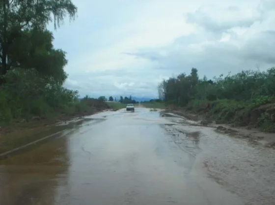 RUTA 51: Tras las intensas precipitaciones la calzada se encuentra anegada