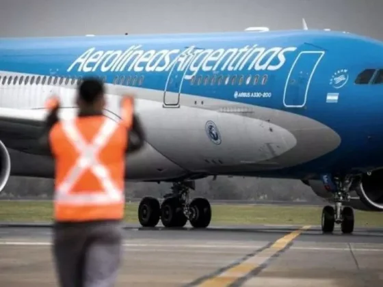 Milei decreta “cielos abiertos” y se habilita la cesión del paquete accionario de Aerolíneas Argentinas a los trabajadores