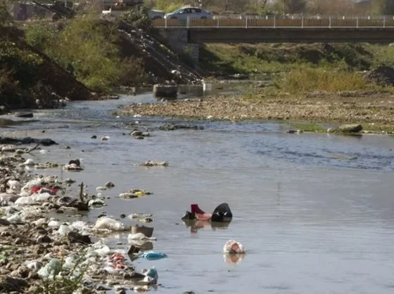 Audiencia por el Amparo por Río Arenales: Ordenan a CO.SA.ySa presentar plan de contingencia urgente