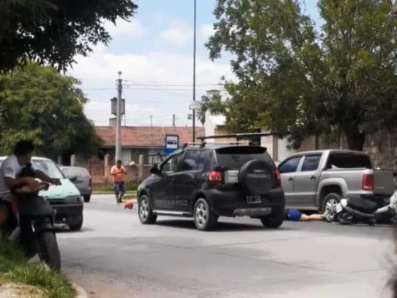 Terrible choque entre un motociclista y un automovilista en Avenida Discépolo