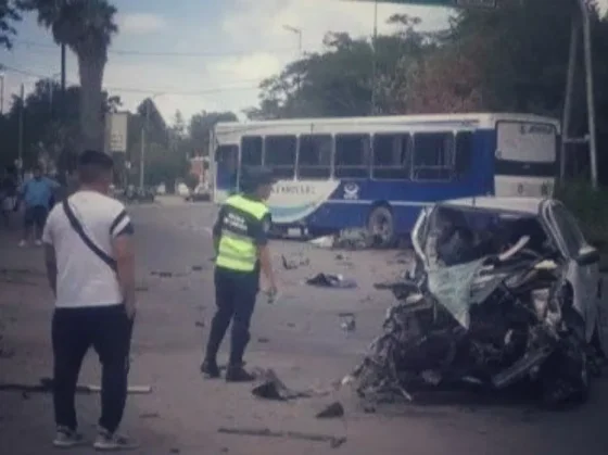 Tremendo choque entre un colectivo de Saeta y un auto en B° Santa Ana