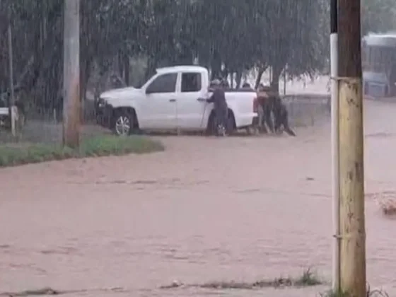La Policía asiste a damnificados por la intensa lluvia en Salta