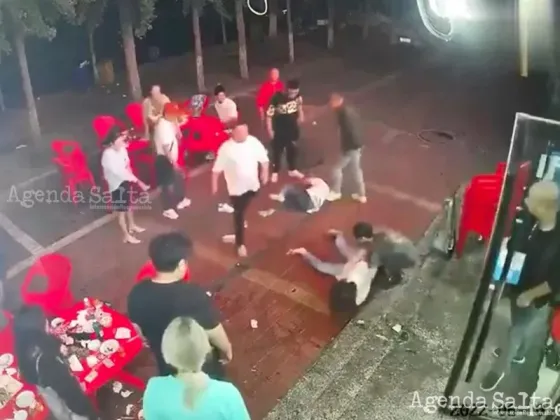 Uno de los hombres se acerca a una mesa donde hay cuatro mujeres sentadas, y pone la mano en la espalda de una mujer. La fecha en el video sitúa el incidente a las 2:40 de la madrugada del viernes. Video Obtenido por Reuters/via REUTERS