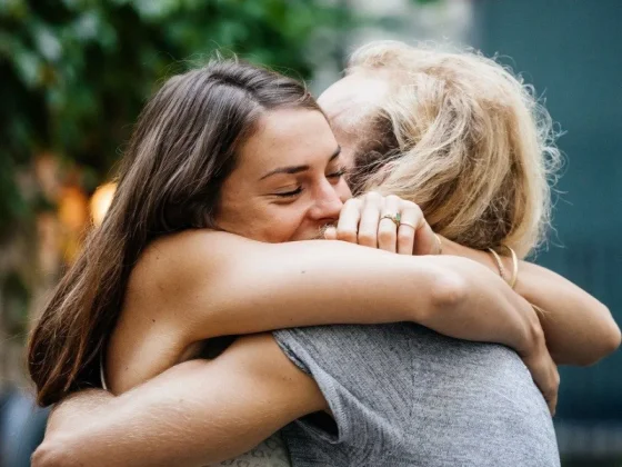 El impacto emocional de las caricias y abrazos durante las celebraciones de Fin de Año