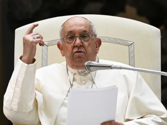 El Vaticano dice que las bendiciones a parejas homosexuales no son un "visto bueno"