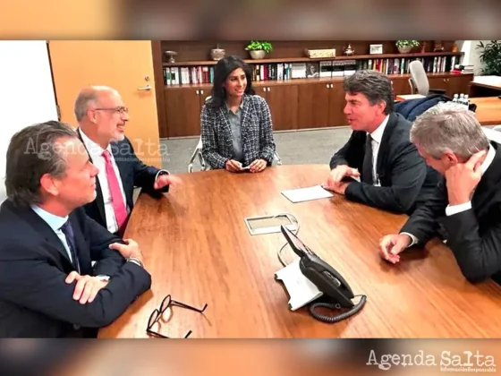 Luis Caputo y Luis Cubeddu participan de la reunión en la Casa de Gobierno