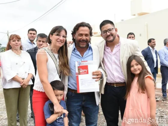 El gobernador, junto a una de las familias beneficiadas