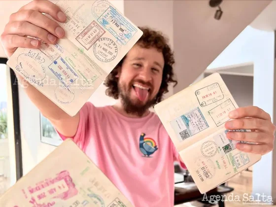 El mega famoso youtuber, festejando que ya había llenado tres pasaportes con sellos