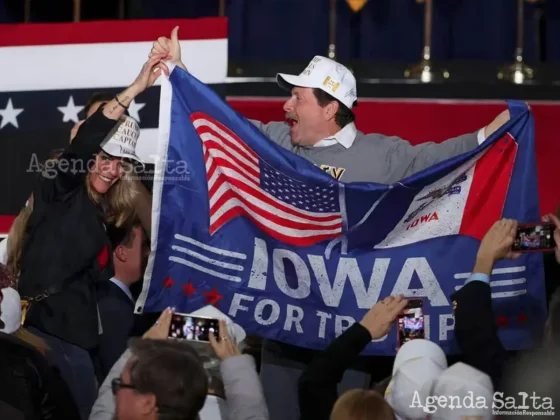 Seguidores de Trump celebran la victoria del ex presidente en Des Moines, Iowa (REUTERS/Brian Snyder)