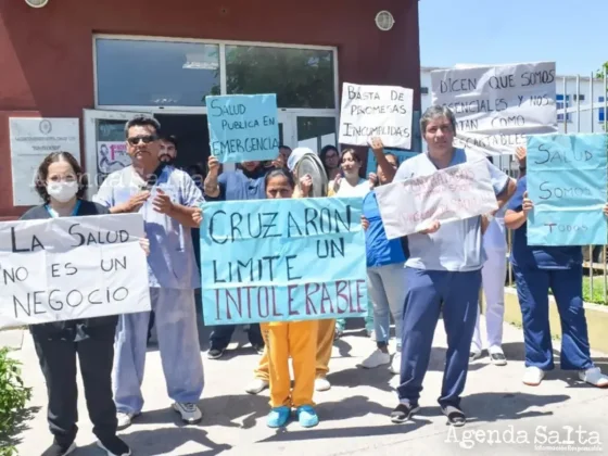 Trabajadores protestan en las afueras del Hospital Papa Francisco (Cortesía El Tribuno / Javier Rueda)