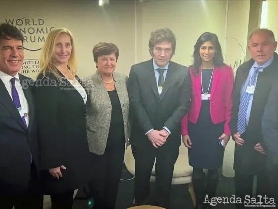 Javier Milei, Kristalina Georgieva, Gita Gopinath, Nicolás Posse, Karina Milei y Gerardo Werthein posaron después de la reunión mantenida en el Foro de Davos.
