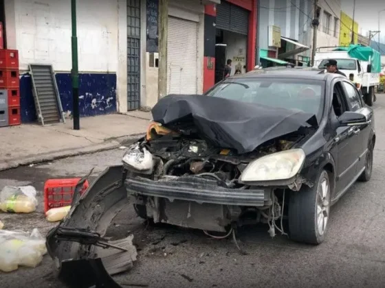 Viernes Accidentado: Auto colisionó con una camioneta estacionada en inmediaciones del COFRUTHOS