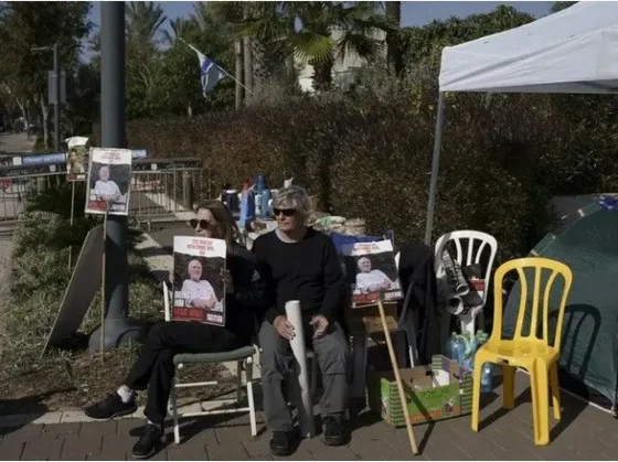 Familiares de secuestrados por Hamas acampan frente a la casa de Netanyahu