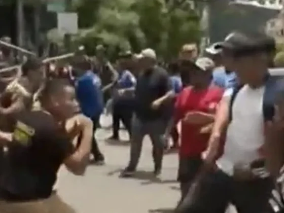 En plena marcha se agarraron a las piñas