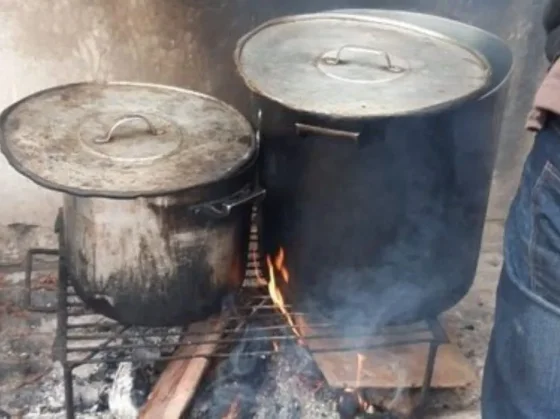 A la vieja usanza: Ante el aumento en la garrafa del Gas, se volvió a usar la Leña para cocinar