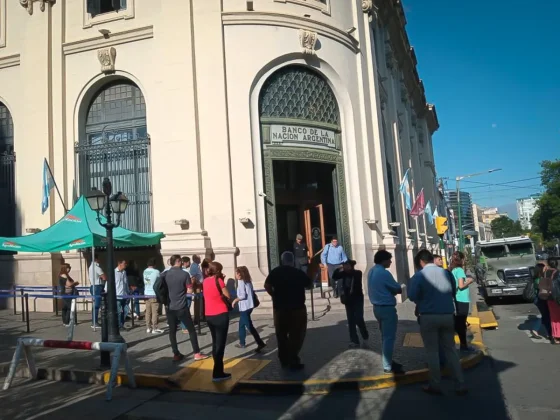Banco Nación: empleados realizaron un abrazo simbólico en contra de la privatización