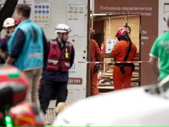 Se derrumbó una obra en construcción: una mujer murió y hay personas atrapadas