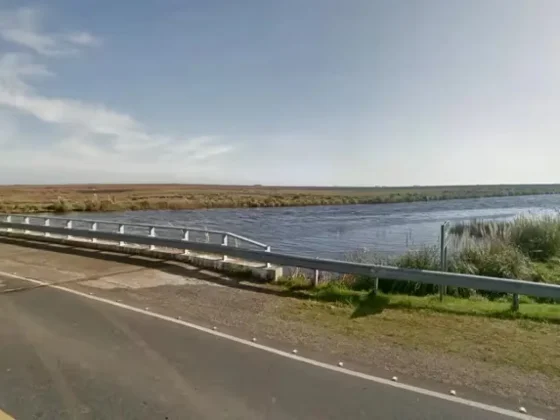 TRAGEDIA: un auto cayó desde un puente y 5 personas murieron ahogadas en un arroyo