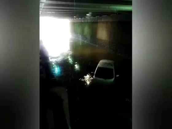 Un hombre murió ahogado cuando su auto quedó atascado en un paso bajo nivel inundado