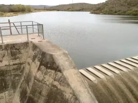 Un hombre salió de un festival, se metió a un dique para refrescarse y murió ahogado