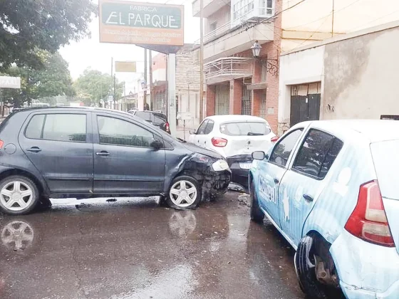 Salteño chocó dos autos estacionados sobre una conocida avenida