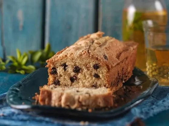 Cómo hacer un budín de yogur con chips de chocolate, súper fácil y rico