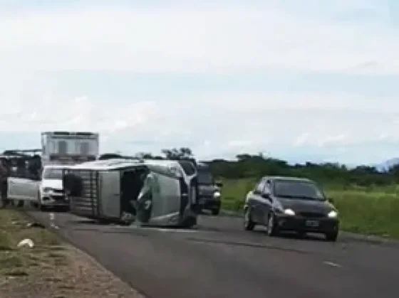 Volcó una Kangoo cerca de General Güemes y sus ocupantes fueron llevados de emergencia al hospital