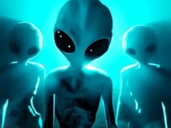 Dice que se encontró con dos extraterrestres que le dejaron un mensaje asombroso