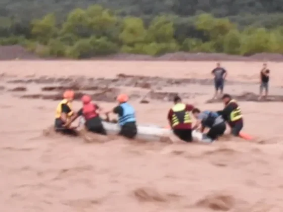 Susto en el río Wierna: por la crecida una familia quedó varada en una isla