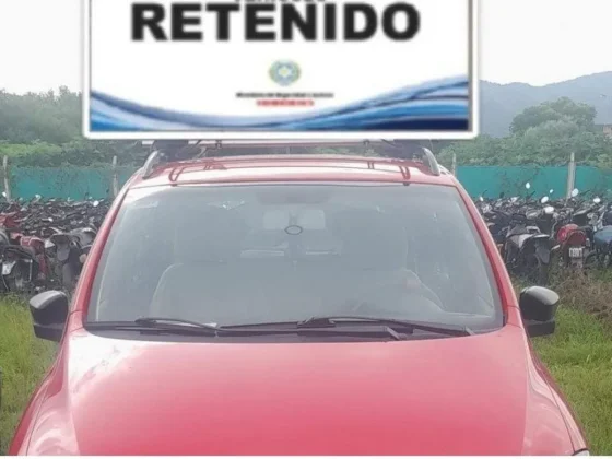 La policía infraccionó a un hombre por transporte ilegal de pasajeros