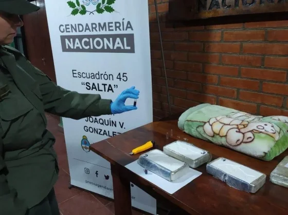 Decomizan  ladrillos de cocaína ocultos en una manta que cubría a un niño