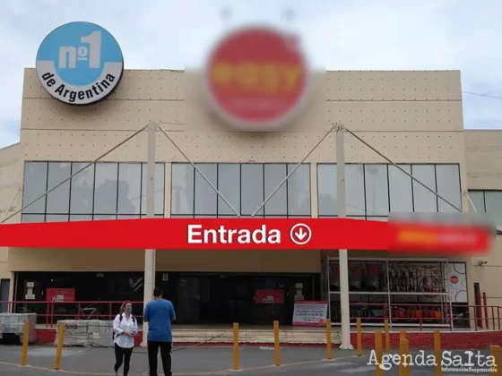 Fue a comprar al Easy y una pila de maderas cayó y aplastó a su hijo de 3 años