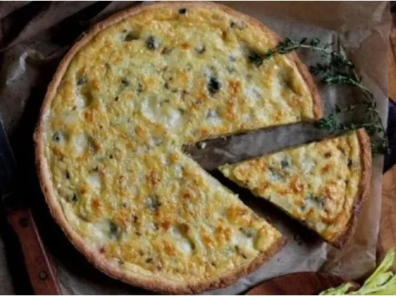 Esta receta de tarta de cebolla y roquefort es una opción deliciosa