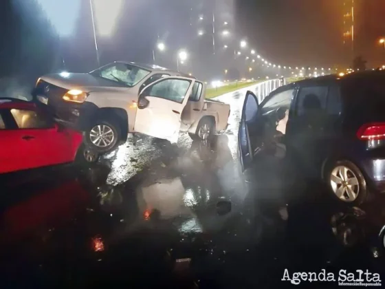 Brutal choque en Av. Bolivia: una camioneta quedó arriba de un auto
