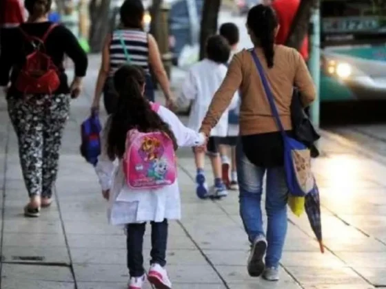 Ayuda escolar de $70 mil: ¿quiénes no tienen que presentar formulario para cobrar?