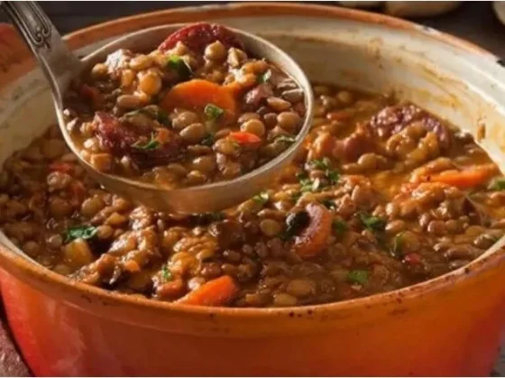 Guiso de lentejas "gasolero": la receta rápida con un corte de carne económico