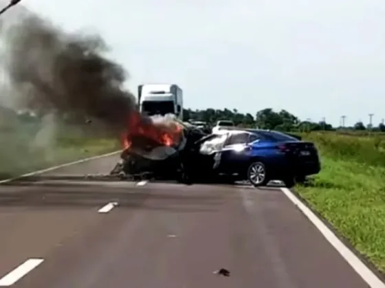 TRAGEDIA EN UNA RUTA: dos autos chocaron, se incendiaron y los conductores murieron en el acto