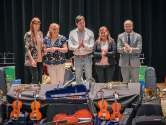 Orquesta infanto juvenil: entrega de instrumentos para Tartagal