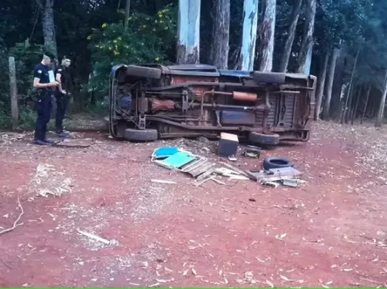 TRAGEDIA: siete jóvenes volvían de un camping en camioneta, volcaron en la ruta y dos murieron