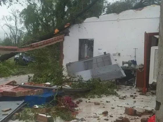 Vientos de 150 kilómetros por hora y destrozos en el interior de Buenos Aires por un temporal que se dirige al AMBA