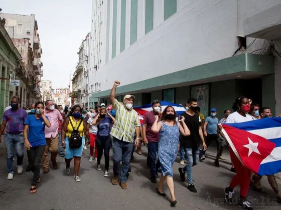 Masivas protestas contra la dictadura comunista en Cuba