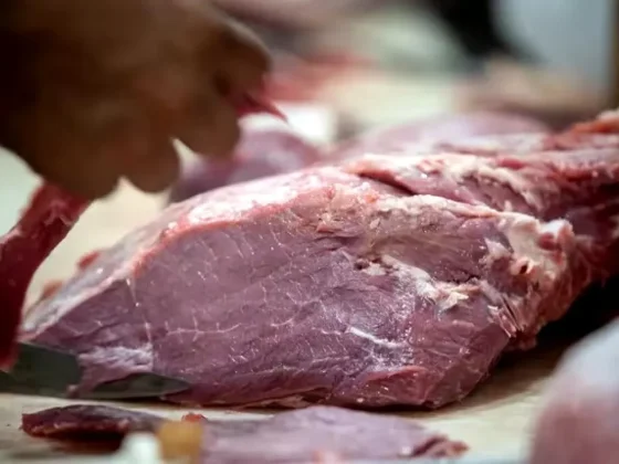 El salario mínimo alcanza para comprar menos de 35 kilos de asado, uno de los cortes de carne más populares