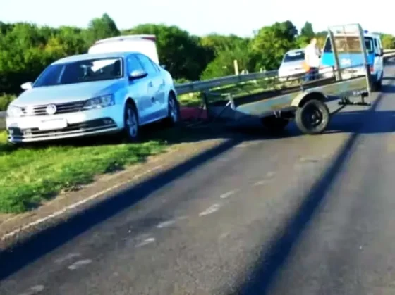 TRAGEDIA: un tráiler se desprendió de una camioneta y mató a una mujer que estaba sentada en la banquina