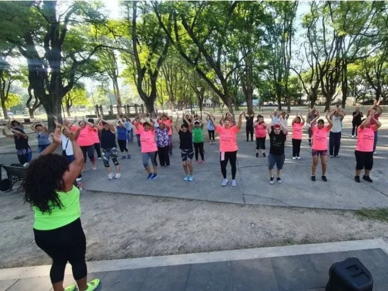 Se brindan clases de gimnasia funcional y localizada en plaza Gurruchaga