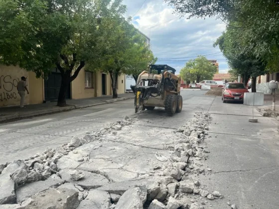 Comenzó el hormigonado de media calzada de calle Mitre al 1.900