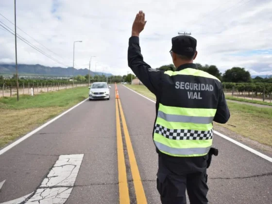 Ebrio e inconsciente: salteño evadió un control policial y casi atropella a los inspectores