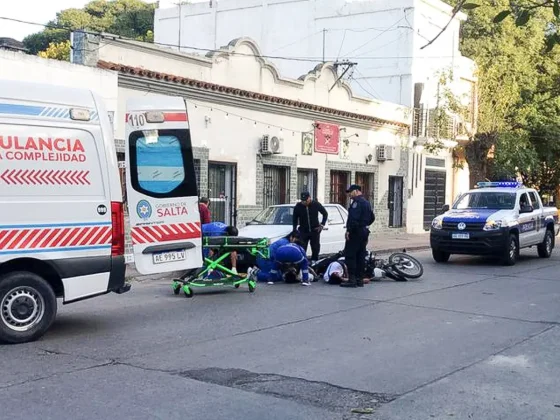 Motociclista y su acompañante chocaron contra un auto estacionado