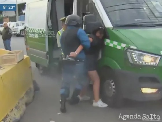 El momento en que la mujer disparaba casi sin control hiriendo a un policía y un camarógrafo